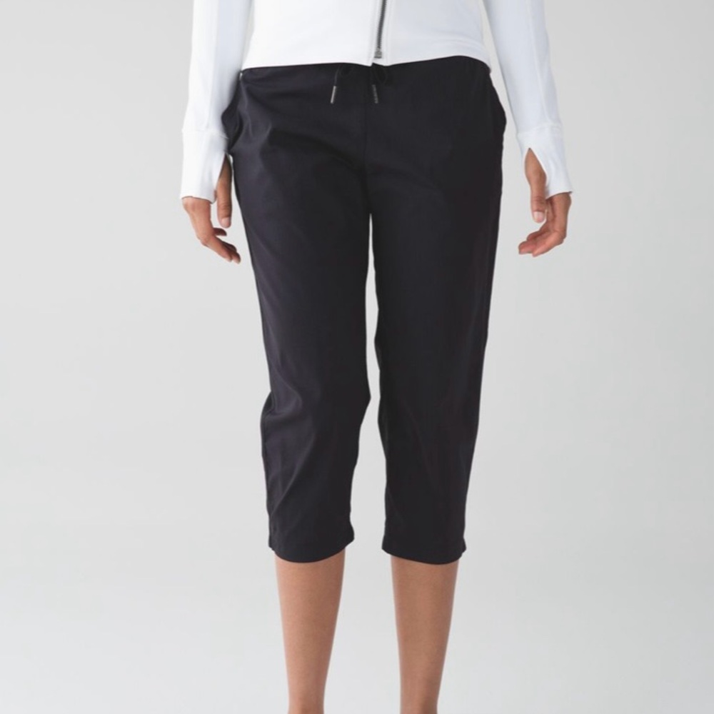 Lululemon cropped sweatpants, size 4, like new condition